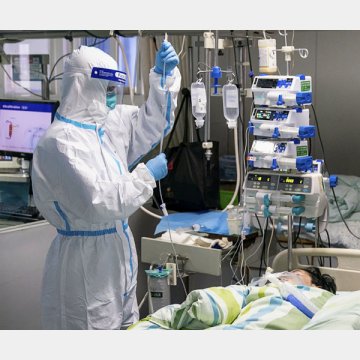 中国・武漢の病院で新型コロナウイルスによる肺炎の患者の対応にあたる医療従事者
