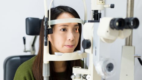 視力低下は転倒の原因 眼鏡が合っていないと介護を招く