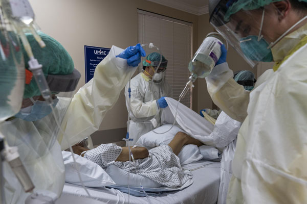 ヒューストンの病院で新型コロナウイルス患者を治療する医療従事者