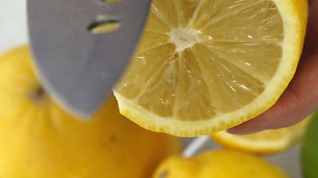 レモン汁が塩分少なめの物足りなさカバー…減塩で血圧低下