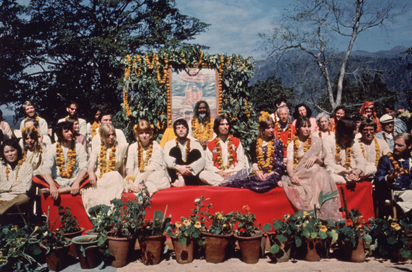 1968年、彼らはヨガの聖地インド・リシケシュを訪れた