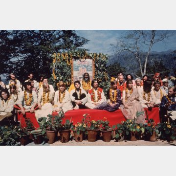 1968年、彼らはヨガの聖地インド・リシケシュを訪れた