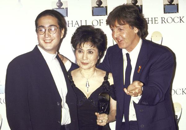 左から、ジョンの愛息ショーン、ヨーコ、ポール。1994年撮影