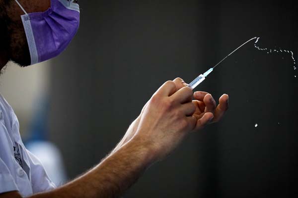 新型コロナウイルスのワクチン接種の準備をする医療従事者