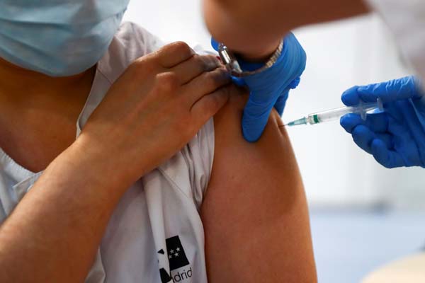 ワクチン接種をする医療従事者