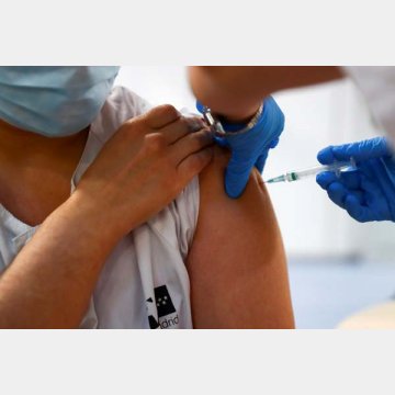 ワクチン接種をする医療従事者