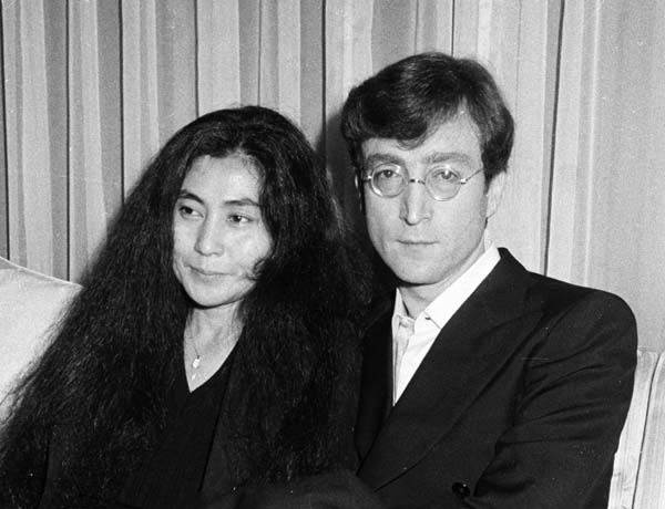 1977年、日本滞在時のジョン・レノン（右）とオノ・ヨーコ夫妻