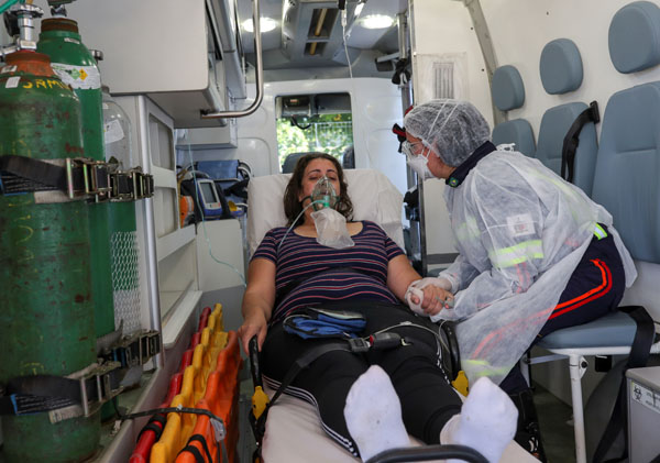救急車内で新型コロナウイルス陽性反応を示した患者の治療にあたる救急医療チームの看護師