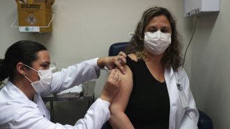ワクチン先進国の感染者の高止まりは「気の緩み」が原因？