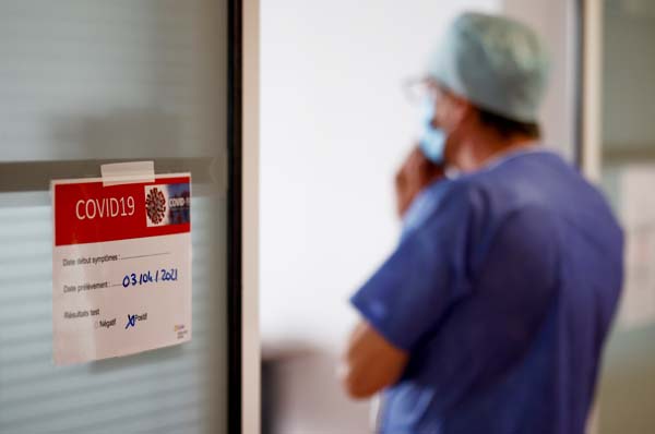 新型コロナウイルス感染者の治療を行う医療従事者（フランス・ヴァンヌの病院）／