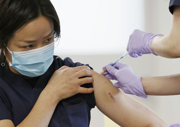 新型コロナウイルス感染症のワクチン接種を受ける医療従事者