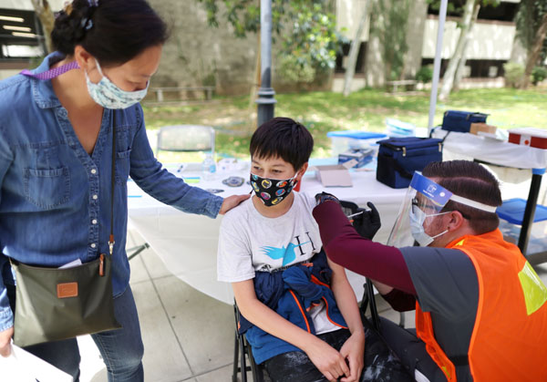 新型コロナウイルスのワクチン接種を受ける子ども（米カリフォルニア州）／