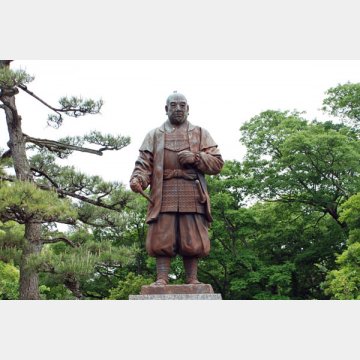 岡崎城の徳川家康像