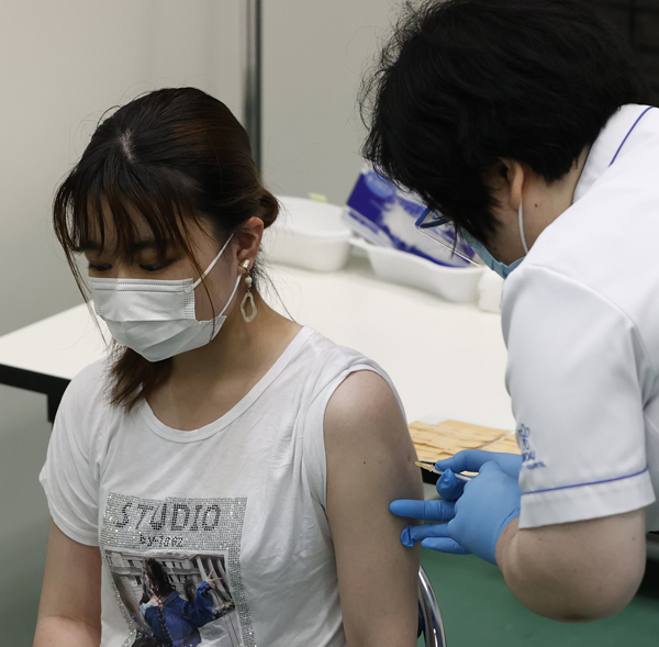 新型コロナウイルスワクチンの接種を受ける近畿大の学生