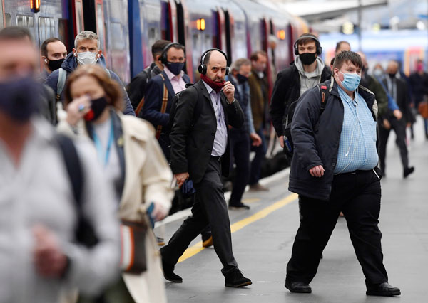 英国の感染者数は増加傾向（ロンドン朝の通勤風景）／