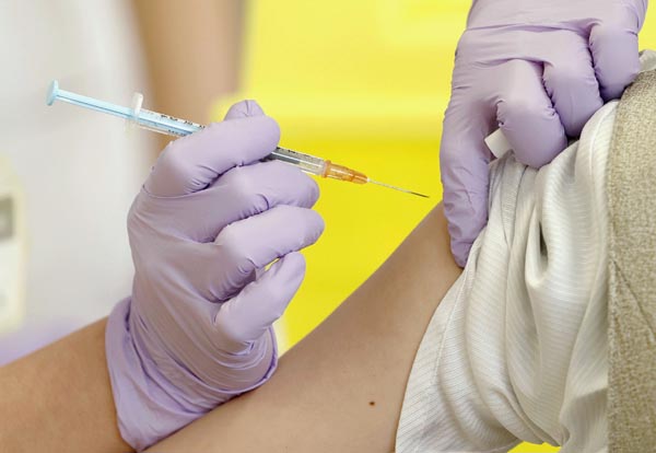 接種される米ファイザー製の新型コロナウイルスワクチン