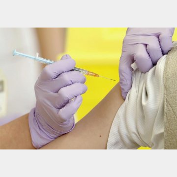 接種される米ファイザー製の新型コロナウイルスワクチン