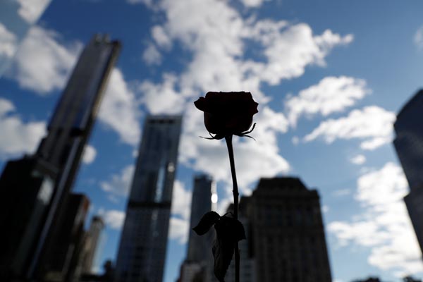 ニューヨーク9／11メモリアルサイトにあるサウスプールに映る花