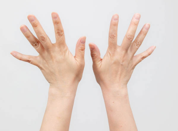 指の動きは、広範囲の脳の領域が使われる