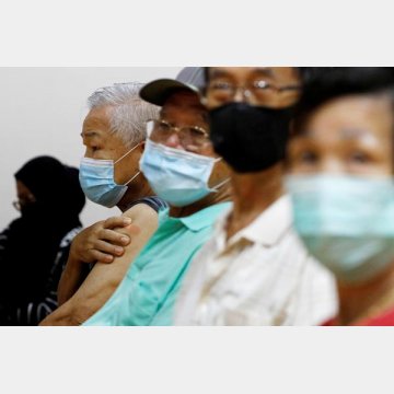 新型コロナウイルスのワクチン接種を受ける人々（シンガポール）／