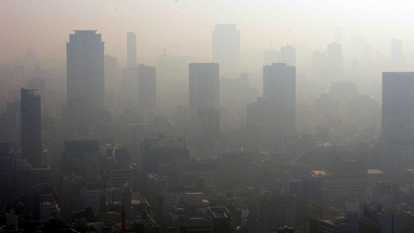 PM2.5でかすむ大阪市（2020年4月）／