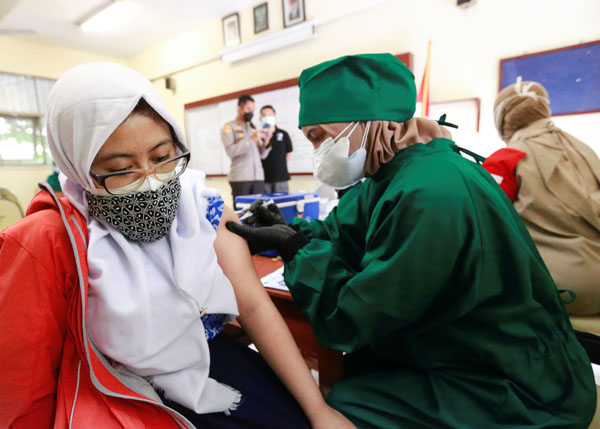 インドネシアでワクチン接種を受ける学生