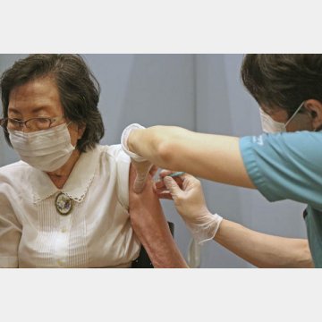 新型コロナウイルスのワクチン接種を受ける女性
