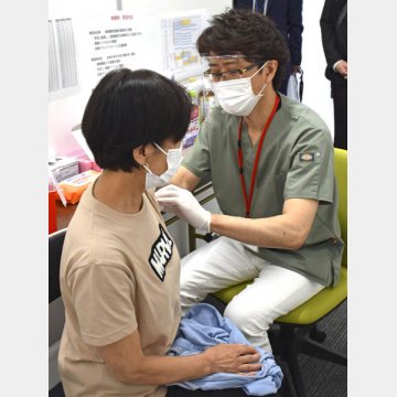 新型コロナウイルスのワクチン接種を受ける女性