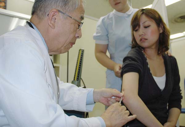インフルエンザの予防接種を受ける女性