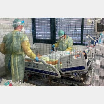 ドイツのミュンヘンにある集中治療室で新型コロナウイルスに感染した患者の世話をする医療従事者