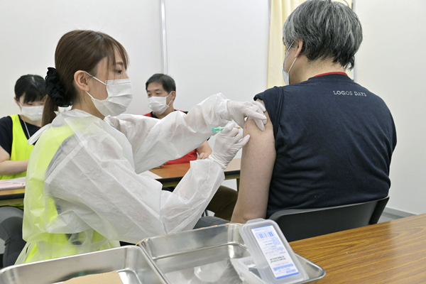 英アストラゼネカ製の新型コロナウイルスワクチンの接種を受ける人