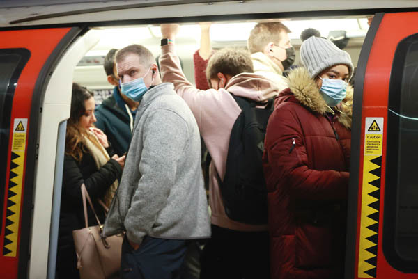 海外では感染が拡大しているが（マスクをして地下鉄に乗る人びと＝ロンドン）／