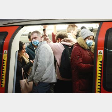 海外では感染が拡大しているが（マスクをして地下鉄に乗る人びと＝ロンドン）／