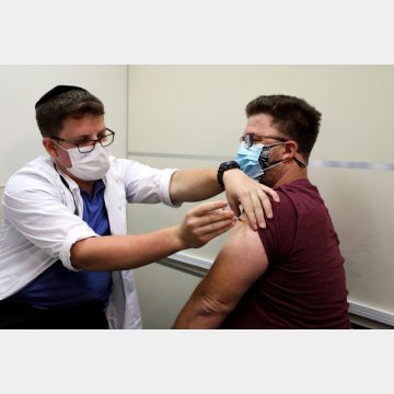 イスラエルで3回目のワクチン接種をする男性