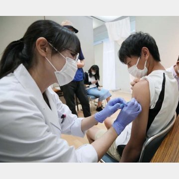新型コロナウイルスのワクチン接種を受ける10代男子