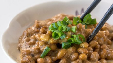 納豆を炒めて鍋に…ダシなくてもうま味十分。肉なしも美味！