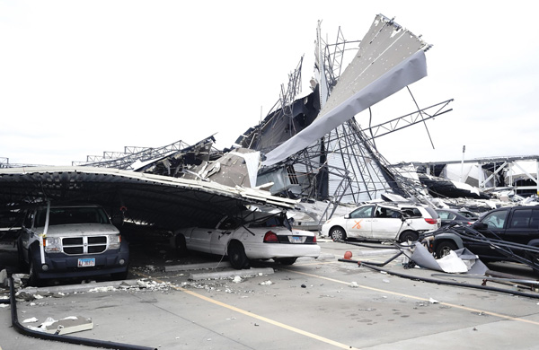 竜巻で壁が倒壊した米イリノイ州のアマゾンの倉庫.