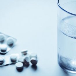 薬物治療の第一選択「NSAIDs」は食後に多めの水で服用する