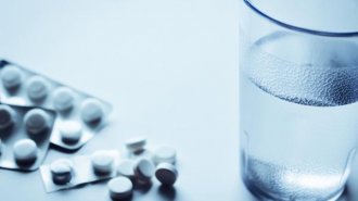 薬物治療の第一選択「NSAIDs」は食後に多めの水で服用する