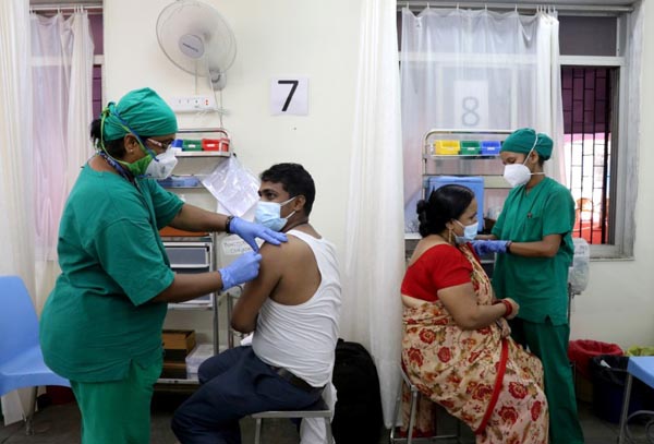 インド・ムンバイでワクチン接種を受ける人たち
