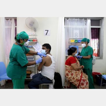 インド・ムンバイでワクチン接種を受ける人たち