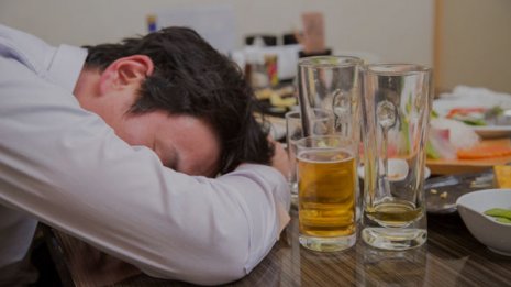 少量のお酒でも脳が萎縮する可能性 英国医療データ解析で判明