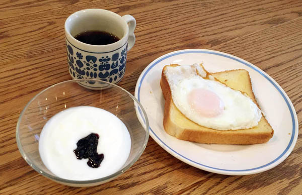 いつもの朝食に無糖ヨーグルトや卵などをプラスして