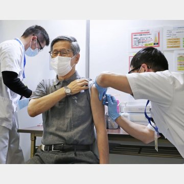 新型コロナワクチンの3回目接種を受ける感染症対策分科会の尾身会長（代表撮影）