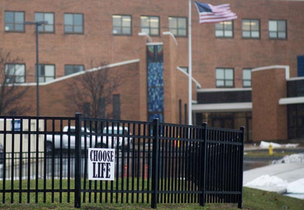 中絶反対の看板をフェンスに掲げる高校（ケンタッキー州）