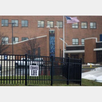 中絶反対の看板をフェンスに掲げる高校（ケンタッキー州）
