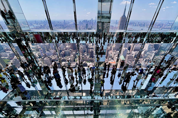 マンハッタンが見渡せる新しいビル「ワンヴァンダービルトタワー」の展望台に訪れた人たち
