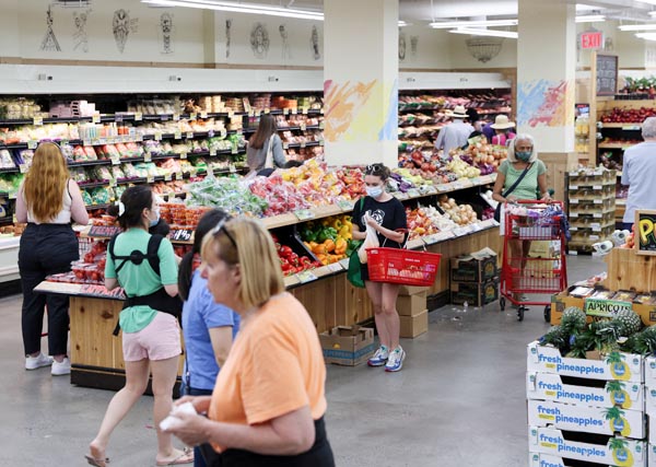 インフレが続く中、マンハッタンのスーパーマーケットで買い物をする人たち
