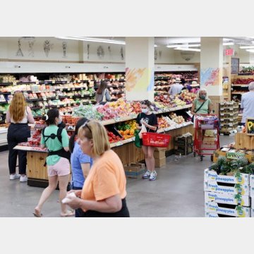 インフレが続く中、マンハッタンのスーパーマーケットで買い物をする人たち