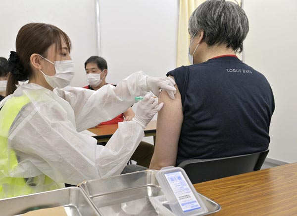 新型コロナワクチン接種を受ける人たち